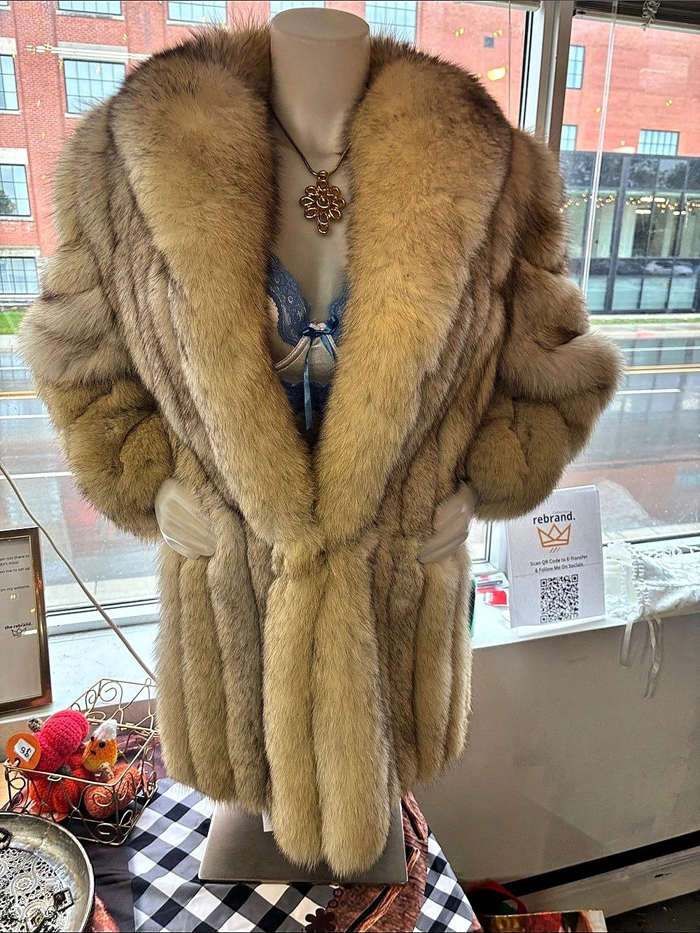 Saga Fox Fur Coat white 795 Like New